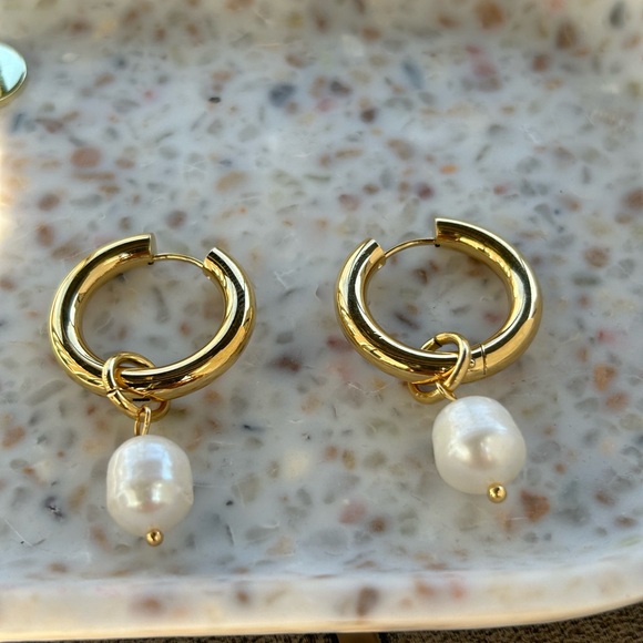 18K Gold Plated Freshwater pearl earrings - Picture 1 of 4